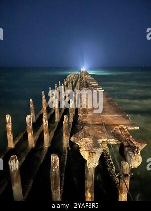 Molo abbandonato sulla spiaggia di Iracema, Ceara, Brasile. Foto Stock