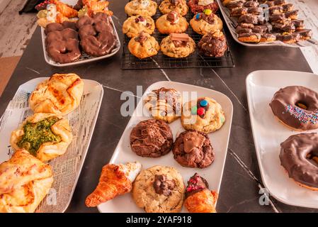 I biscotti possono avere consistenze diverse a seconda della ricetta e del tempo di cottura Foto Stock