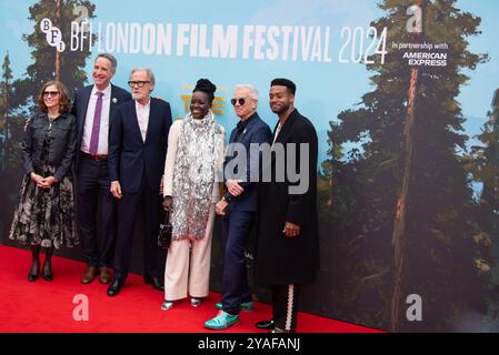 Londra, Regno Unito. 13 ottobre 2024. (L-R) Presidente di Dreamworks Animation, Margie Cohn, produttore statunitense Jeff Hermann, attore britannico Bill Nighy, attore messicano Lupita Nyong'o, regista statunitense Chris Sanders e compositore statunitense Kris Bowers partecipano al "Wild robot" Headline Gala durante il 68° BFI London Film Festival alla Royal Festival Hall. (Foto di Loredana Sangiuliano/SOPA Images/Sipa USA) credito: SIPA USA/Alamy Live News Foto Stock