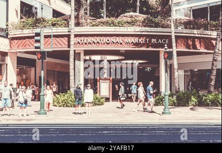 Oahu, Hawaii, USA - 26 febbraio 2024: Vista esterna del mercato Internazionale di Waikiki. Foto Stock
