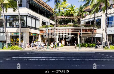 Oahu, Hawaii, USA - 26 febbraio 2024: Vista esterna del mercato Internazionale di Waikiki. Foto Stock