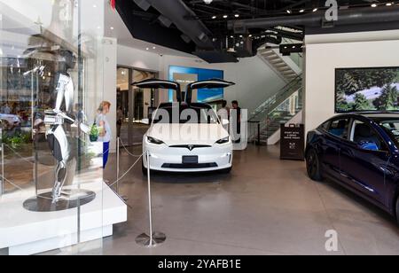 Oahu, Hawaii, Stati Uniti d'America - 26 febbraio 2024: Vista dell'interno dello showroom Tesla situato presso il mercato internazionale di Waikiki. Foto Stock
