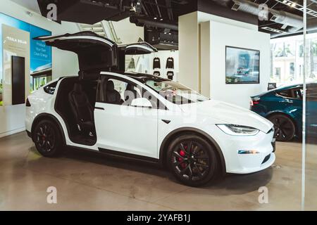 Oahu, Hawaii, Stati Uniti d'America - 26 febbraio 2024: Vista dell'interno dello showroom Tesla situato presso il mercato internazionale di Waikiki. Foto Stock