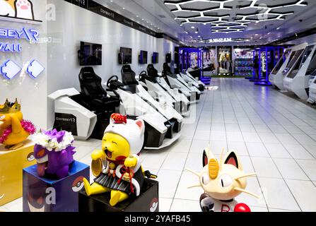 Oahu, Hawaii, USA - 26 febbraio 2024: Vista del negozio Odyssey VR Hawaii, un Virtual Entertainment Center situato all'interno del mercato internazionale P. Foto Stock