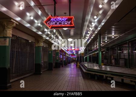 All'interno del Pike Place Market, con bancarelle vuote di notte. Seattle, Washington, Stati Uniti Foto Stock