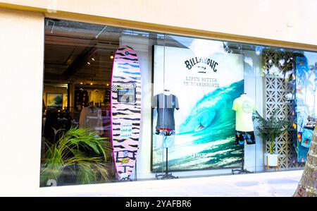 Oahu, Hawaii, Stati Uniti d'America - 27 febbraio 2024: Vista esterna dell'iconico negozio Billabong Kalākaua Ave Surf leggendario per gli shorts da surf e il costume da bagno del marchio Foto Stock