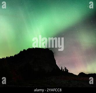 Aurora Boreale sopra Table Mountain nelle cascate nord dello stato di Washington Foto Stock