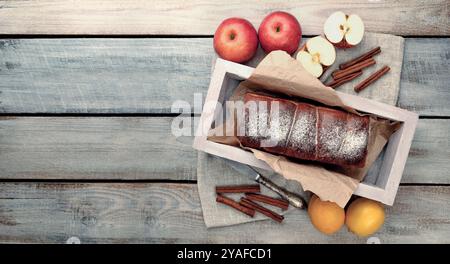 Torta di mele autunnali appena sfornata e dolci dolci, perfetti per un invitante Tea Party e per catturare l'essenza dell'autunno. Posizione piatta. Foto Stock