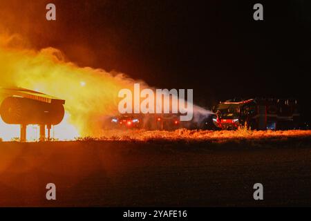 I vigili del fuoco del 97th Civil Engineer Squadron estinguono un incendio in un veicolo di soccorso e antincendio Rosenbauer Panther durante un'esposizione antincendio dal vivo per la settimana di prevenzione degli incendi alla Altus Air Force base (AFB), Oklahoma, 9 ottobre 2024. Il Rosenbauer Panther è dotato di una tecnologia antincendio avanzata, con un potente cannone d'acqua, capacità su tutti i terreni e accelerazione rapida, il che lo rende ideale per rispondere alle emergenze degli aeromobili in modo rapido ed efficace. (Foto U.S. Air Force di Airman 1st Class Jonah Bliss) Foto Stock