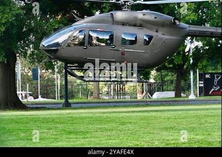 Brigadier Markland Lloyd, Force Executive Officer (FXO), Jamaica Defence Force; Warrant Officer Class One (WO1) Michael Moulton, Force Sergeant Major (FSM), e il Brigadier Ricardo Blidgen, Brigade Commander for the Jamaican National Reserve (JNR) ricevono un volo di familiarizzazione su un elicottero LUH-72 Lakota della Guardia Nazionale D.C. presso D.C. Armory, 5 ottobre 2024. Il tour aereo faceva parte di una più ampia visita ufficiale nell'ambito del programma di partenariato dello Stato della Guardia Nazionale (SPP), che formalmente celebrava il 25° anniversario della loro partnership statale con la Giamaica. (U.S. Air Foto Stock