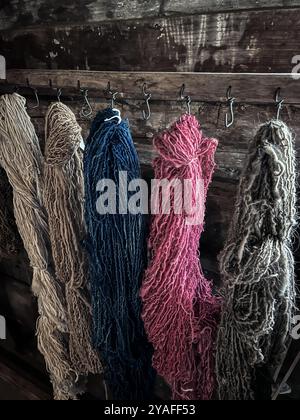 Hand Dyed Yarn, Matthews Cabin at Mabry Mill, Blue Ridge Parkway, Virginia, USA Foto Stock