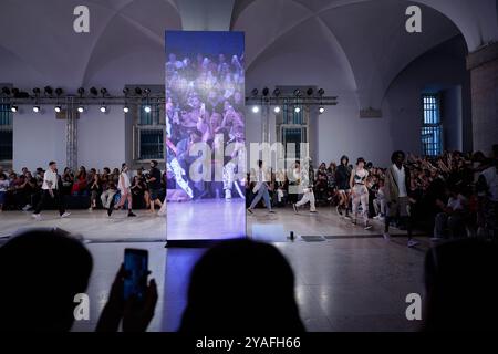 Lisbona, Portogallo. 13 ottobre 2024. Una modella cammina sulla passerella durante la sfilata di moda Duartehajime al ModaLisboa Singular, la settimana della moda di Lisbona a Lisboa. (Foto di Bruno de Carvalho/SOPA Images/Sipa USA) credito: SIPA USA/Alamy Live News Foto Stock