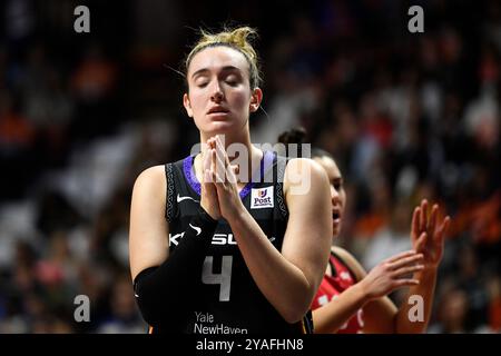 Uncasville, Connecticut, Stati Uniti. 6 settembre 2024. La guardia del sole del Connecticut Marina Mabrey (4) reagisce durante una partita WNBA tra i Las Vegas Aces e il Connecticut Sun alla Mohegan Sun Arena di Uncasville, Connecticut. Erica Denhoff/CSM/Alamy Live News Foto Stock