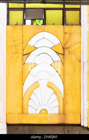 Dettagli Art Deco gialli e bianchi sulla facciata di un vecchio edificio nel centro di Iloilo, Filippine Foto Stock