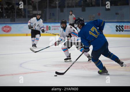 Harbin, Cina. 12 ottobre 2024. La competizione di hockey su ghiaccio della Shanghai Cooperation Organization (SCO) di 3 giorni prende il via ad Harbin, capitale della provincia di Heilongjiang della Cina nord-orientale, il 12 ottobre 2024. All'evento hanno partecipato squadre provenienti da Cina, Russia, Kirghizistan e Kazakistan. Credito: Yu Kun/China News Service/Alamy Live News Foto Stock