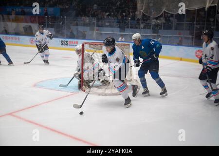 Harbin, Cina. 12 ottobre 2024. La competizione di hockey su ghiaccio della Shanghai Cooperation Organization (SCO) di 3 giorni prende il via ad Harbin, capitale della provincia di Heilongjiang della Cina nord-orientale, il 12 ottobre 2024. All'evento hanno partecipato squadre provenienti da Cina, Russia, Kirghizistan e Kazakistan. Credito: Yu Kun/China News Service/Alamy Live News Foto Stock