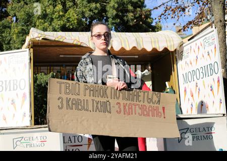 Odessa, Ucraina. 13 ottobre 2024. Un manifestante tiene in mano un cartello durante la dimostrazione. Un altro rally "Bring the Heroes Home" si è svolto in via Deribasovskaya. Parenti e amici di prigionieri di guerra ricordano alle autorità lo scambio di prigionieri detenuti nella Federazione russa. Credito: SOPA Images Limited/Alamy Live News Foto Stock