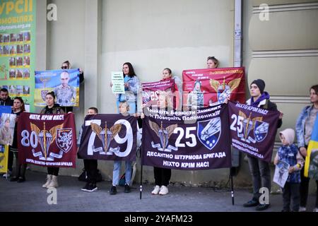 Odessa, Ucraina. 13 ottobre 2024. I manifestanti tengono striscioni che esprimono la loro opinione durante la dimostrazione di via Deribasovskaya. Un altro rally "Bring the Heroes Home" si è svolto in via Deribasovskaya. Parenti e amici di prigionieri di guerra ricordano alle autorità lo scambio di prigionieri detenuti nella Federazione russa. Credito: SOPA Images Limited/Alamy Live News Foto Stock