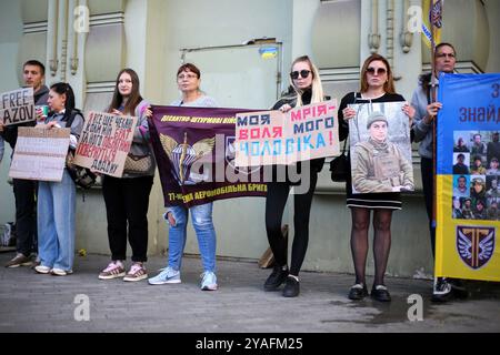 Odessa, Ucraina. 13 ottobre 2024. I manifestanti hanno cartelli che esprimono la loro opinione durante la dimostrazione di via Deribasovskaya. Un altro rally "Bring the Heroes Home" si è svolto in via Deribasovskaya. Parenti e amici di prigionieri di guerra ricordano alle autorità lo scambio di prigionieri detenuti nella Federazione russa. Credito: SOPA Images Limited/Alamy Live News Foto Stock