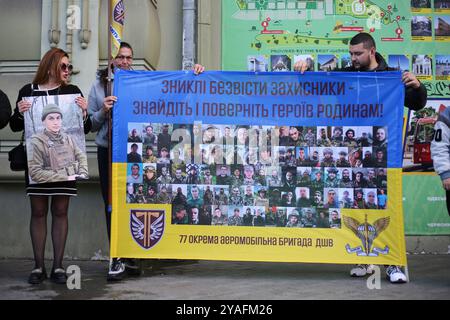 Odessa, Ucraina. 13 ottobre 2024. I manifestanti tengono uno striscione durante la dimostrazione di via Deribasovskaya. Un altro rally "Bring the Heroes Home" si è svolto in via Deribasovskaya. Parenti e amici di prigionieri di guerra ricordano alle autorità lo scambio di prigionieri detenuti nella Federazione russa. Credito: SOPA Images Limited/Alamy Live News Foto Stock