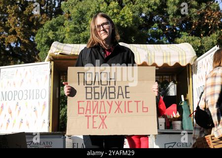 Odessa, Ucraina. 13 ottobre 2024. Un manifestante tiene in mano un cartello durante la dimostrazione. Un altro rally "Bring the Heroes Home" si è svolto in via Deribasovskaya. Parenti e amici di prigionieri di guerra ricordano alle autorità lo scambio di prigionieri detenuti nella Federazione russa. Credito: SOPA Images Limited/Alamy Live News Foto Stock