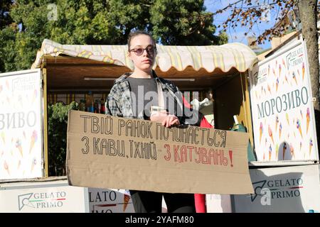 Odessa, Ucraina. 13 ottobre 2024. Un manifestante tiene in mano un cartello durante la dimostrazione. Un altro rally "Bring the Heroes Home" si è svolto in via Deribasovskaya. Parenti e amici di prigionieri di guerra ricordano alle autorità lo scambio di prigionieri detenuti nella Federazione russa. (Foto di Viacheslav Onyshchenko/SOPA Images/Sipa USA) credito: SIPA USA/Alamy Live News Foto Stock