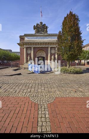 Lavori di ristrutturazione della storica porta della città di Berliner Tor con alberi di strada ed edifici sulla Berliner-Tor-Platz a Wesel, basso Reno, quartiere di Wesel, No Foto Stock