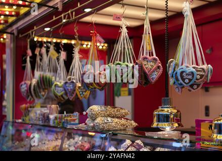 Stand di vendita con cuori di pan di zenzero con iscrizione, i Love You, popcorn, dolciumi, pubblicità, Cannstatter Wasen, festival folk, blu Foto Stock