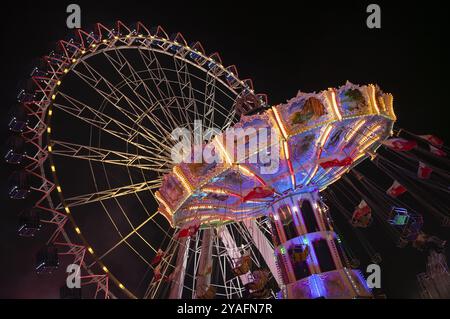 Night shot, ruota panoramica, Europa Rad, carosello a catena, Cannstatter Wellenflug, giostre, movimento, effetto movimento, Cannstatter Wasen, festival folk, male Foto Stock