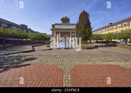 Lavori di ristrutturazione della storica porta della città di Berliner Tor con alberi di strada ed edifici sulla Berliner-Tor-Platz a Wesel, basso Reno, quartiere di Wesel, No Foto Stock