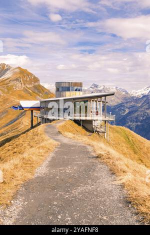 Il sentiero conduce a una stazione di montagna sopraelevata con vista, Planplatten, Svizzera, Europa Foto Stock