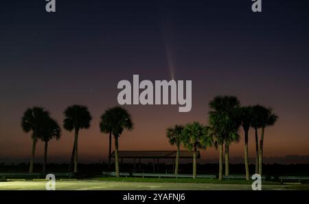 La cometa Tsuchinshan-ATLAS, nota anche come C/2023 A3, appare nei cieli sopra Melbourne, Florida, domenica 13 ottobre 2024. La rara cometa ha visitato il sistema solare per l'ultima volta quasi 80.000 anni fa e sarà visibile di sera in occidente per i prossimi giorni. Foto di Joe Marino/UPI credito: UPI/Alamy Live News Foto Stock