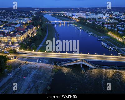 La parte crollata del ponte Carola di Dresda è in fase di demolizione, il ponte Carola di Dresda, Dresda, Sassonia, Germania, Europa Foto Stock