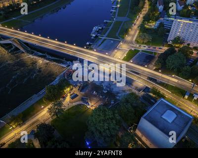 La parte crollata del ponte Carola di Dresda è in fase di demolizione, il ponte Carola di Dresda, Dresda, Sassonia, Germania, Europa Foto Stock