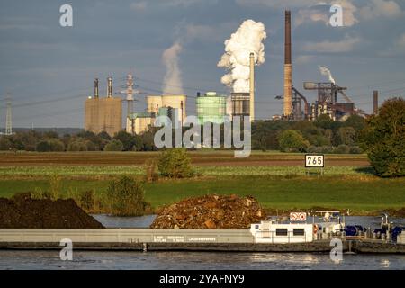 Huettenwerke Krupp-Mannesmann, HKM a Duisburg-Huettenheim, 2 altiforni, cokeria, nube di estinzione, nave da carico con rottami metallici sul Reno, Foto Stock