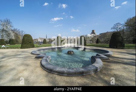 Ixelles, Bruxelles, Belgio, 03 30 2019: Vista panoramica ultra ampia sul parco e sul sito dell'Abbazia di la Cambre, Europa Foto Stock