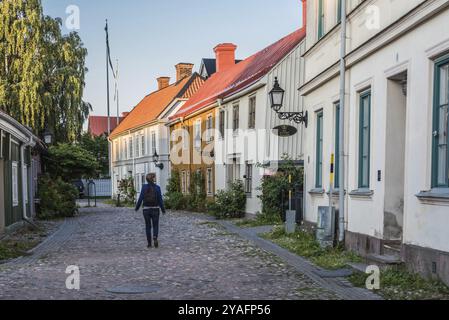 Gavle, contea di Gavleborg, Svezia, 07 31 2019 strade della città vecchia in legno dal design tradizionale e pietre di ciottoli, Europa Foto Stock