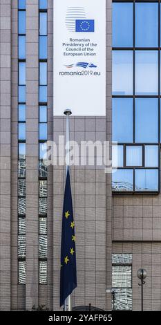 Città di Bruxelles, Belgio, 02 15 2019: Facciata della Casa d'Europa, che annuncia la Presidenza rumena del Consiglio dell'Unione europea, Europa Foto Stock