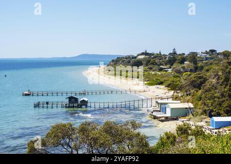 Vista verso Shelley Beach sul Sorrento, Portsea Artists' Trail in una calda giornata estiva nella Penisola di Mornington, Victoria, Australia, Oceania Foto Stock