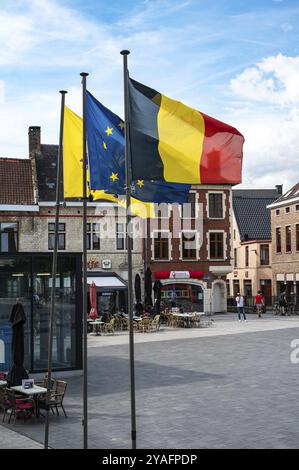 Vilvoorde, Brabante fiammingo, Belgio, 14 maggio 2024, bandiere del Belgio, dell'UE e delle Fiandre nella storica piazza del mercato, l'Europa Foto Stock