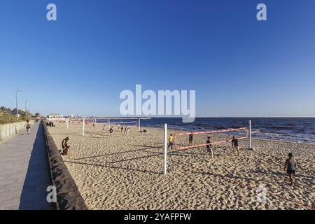 Campi da Beach volley vicino al molo di Kerford Rd intorno all'Albert Park Yachting & Angling Club ad Albert Park al tramonto in una serata invernale a Melbourne, V Foto Stock