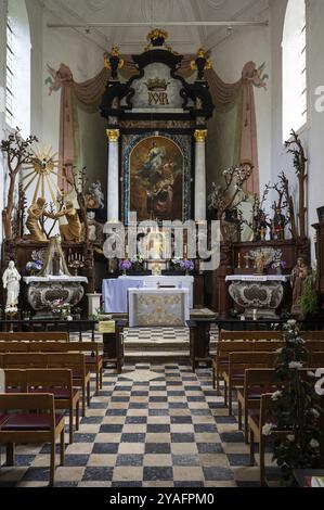 Oud-Heverlee, Brabante fiammingo, Belgio, 08 2 1 2022, interno di una cappella cattolica e altare, Europa Foto Stock