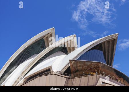 SYDNEY, AUSTRALIA, 4 MARZO 2023: Primo piano architettonico della Sydney Opera House in una calda giornata autunnale a Sydney, nuovo Galles del Sud, Australia, Oceania Foto Stock