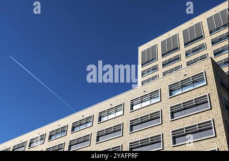 Belgio, 02 25 2019: Moderna facciata rettangolare dell'edificio Herman Teirlinck, il principale ufficio amministrativo del governo fiammingo, Euro Foto Stock