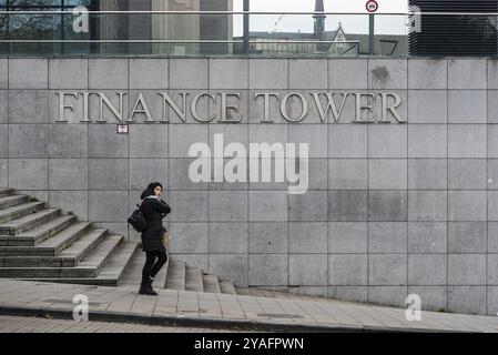 Quartiere degli affari di Bruxelles, regione di Bruxelles capitale, Belgio, 02 04 2020 giovane donna che cammina di fronte al cartello della torre finanziaria, Europa Foto Stock