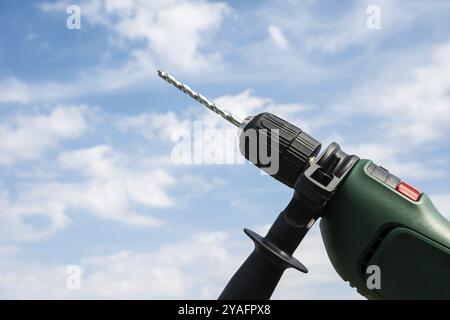 Jette, Bruxelles, Belgio, 09 20 2022, trapano isolato per lavori di riparazione fai da te, Europa Foto Stock