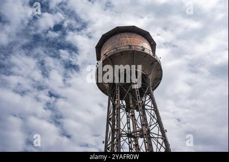 Limassol, Cipro, 23 marzo 2023, Old Rusty metal Water Tower Against Blue Sky, Europa Foto Stock