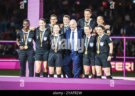 SYDNEY, AUSTRALIA, 20 AGOSTO: Gianni Infantino, presidente della FIFA, con arbitri finali durante la cerimonia di premiazione dopo che la Spagna batte l'Inghilterra in t Foto Stock