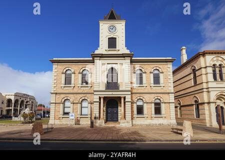 MOUNT GAMBIER, AUSTRALIA, 9 aprile 2023: L'iconico municipio di Mount Gambier e la strada principale in una fresca giornata autunnale sulla Limestone Coast a Mount Gambie Foto Stock