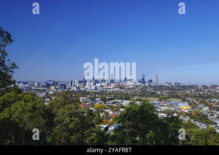 BRISBANE, AUSTRALIA, LUGLIO 30 2023: Le iconiche vedute della città del CBD di Brisbane dal lago artificiale Eildon Hill e dai parchi di Windsor, Brisbane, Queensland, Au Foto Stock